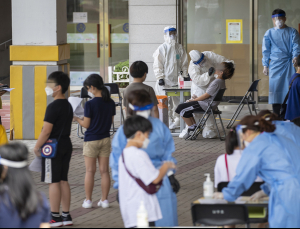 검사 채취 받는 난우초 학생들