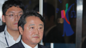 ‘인보사 책임자’ 이웅열 전 코오롱 회장 영장심사 하루 연기