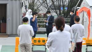리치웨이 관련 확진자 210명으로 늘어… 곳곳에서 산발적 집단감염 이어져