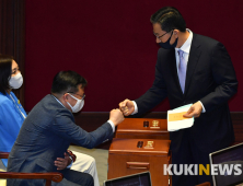 주먹 인사하는 정성호 의원