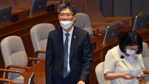 투표 마치고 자리 향하는 조정훈 의원