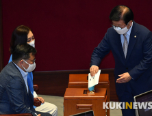 상임위원장 투표하는 박병석 국회의장