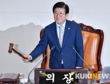 민주당, 통합당 불참 속 17개 상임위원장 확보