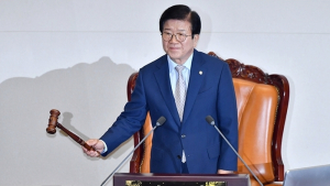민주당, 통합당 불참 속 17개 상임위원장 확보