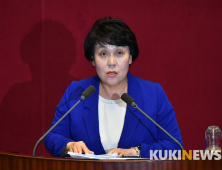 인사말하는 정춘숙 여성가족위원장