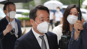 이웅열 전 코오롱 회장 구속 갈림길… 질문 세례에 ‘죄송합니다’