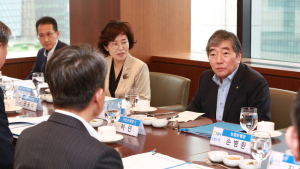 윤석헌, 은행장들 만나 소상공인 지원에 '감사'…추가 지원도 '당부'