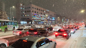 폭설로 서울 강남, 동작 등 교통 진행 어려움