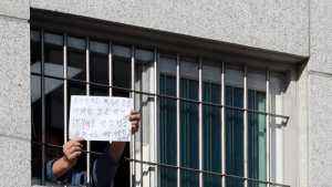 민주당 “동부구치소 집단감염은 정부 초기 대응 소홀…법무장관 고발은 편협”