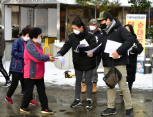 시민에게 커피 전달하는 전국카페사장연합회