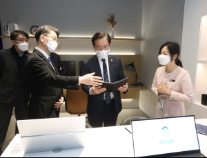 성윤모 장관 LG OLED '엄치 척'···LGD CES 전시관 참관