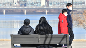 주간 확진자 300명대로...거리두기 2단계 하향 가능성은? 