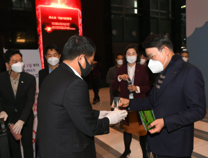 서울 포스코센터 ‘일회용 컵 사용 없는 건물’로 운영…임직원 텀블러 사용