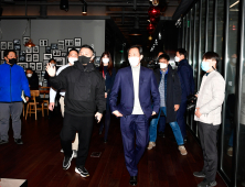 청년 스타트업 관계자에게 설명 듣는 우상호