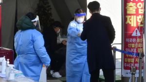 신규 확진자 372명… 사흘 연속 300명대 유지