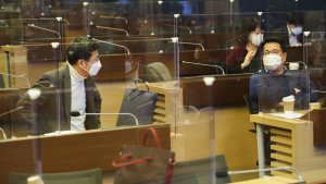 거리두기 토론서 성난 자영업자들 