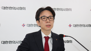 “한의사도 백신 접종하게 해달라”… 의사단체장 “이발사도 하게 하라”