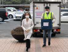 [쿠키포토] 권선구 보건소 향하는 아스트라제네카 백신