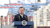 文대통령, 1년만에 부산行… ‘선거 개입’ 논란