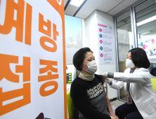 [쿠키포토] 'AZ백신 접종 시작'