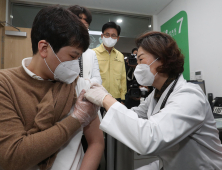 [쿠키포토] 백신 접종 참관하는 박성수 구청장