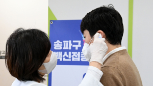 코로나 19 백신 첫날  약 1만6813명 접종