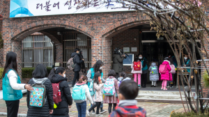 등교수업 1주, ‘위태’… 확진에 긴급해산도 벌어져