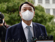 윤석열, 여권이 때릴수록 오른다?… 대권주자 1위 탈환