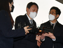 [쿠키포토] 입장 밝힌 후 청사 들어가는 윤석열 총장