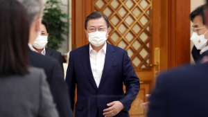 文대통령·민주당 원내대표단, 청와대서 ‘신발’ 토크