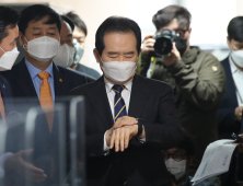 [쿠키포토] 시계 보는 정세균 총리
