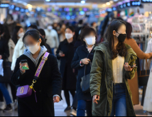 엿새째 400명대 확진에 '4차 대유행 '우려...정부 시각은?  