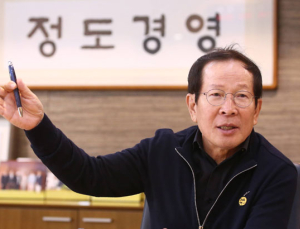 교촌치킨 창업주 권원강 전 회장, 사재 100억 사회 환원