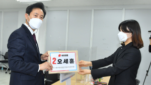 [쿠키포토] 서울시장 후보 등록하는 오세훈