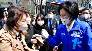 [쿠키포토] 시민과 인사하는 박영선