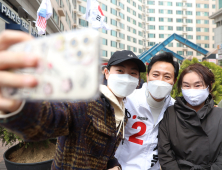 [쿠키포토] 오세훈 후보 '구로구 주민들과 함께'