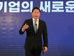 최태원 회장, 파리로 출국…부산엑스포 유치 총력