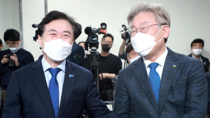 이재명, 결혼 30주년 기념 휴가라더니… 선거지원 부산行?