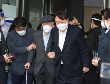 '사퇴 후 첫 공개 일정' 윤석열, 부친과 사전투표