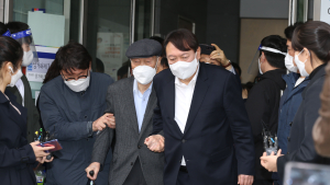 '사퇴 후 첫 공개 일정' 윤석열, 부친과 사전투표