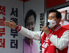 '재보선 D-1' 출근길 유세 나선 오세훈 후보