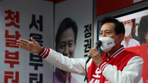 '재보선 D-1' 출근길 유세 나선 오세훈 후보