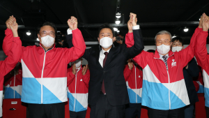 오세훈, 출구조사 결과에 '두손 번쩍'