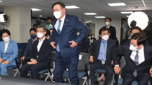 더불어민주당, 출구조사 결과에 '굳은 표정'