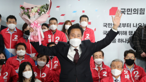 오세훈, 꽃다발 들고 '만세'