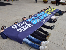 '살려주세요' 국회 바닥에 누운 소상공인 자영업자들