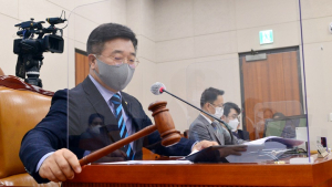 윤호중, 예정대로 원내대표 ‘도전’… 장·단점 뚜렷해