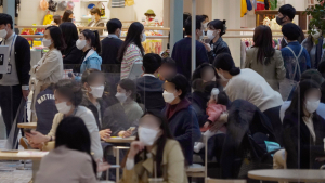 예상보다 빠른 BA.5… 멈췄던 방역조치 속속 부활