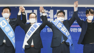 손 맞잡은 더불어민주당 당대표 후보자들