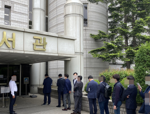 2300억원대 횡령·배임 최신원, 혐의 전면 부인···